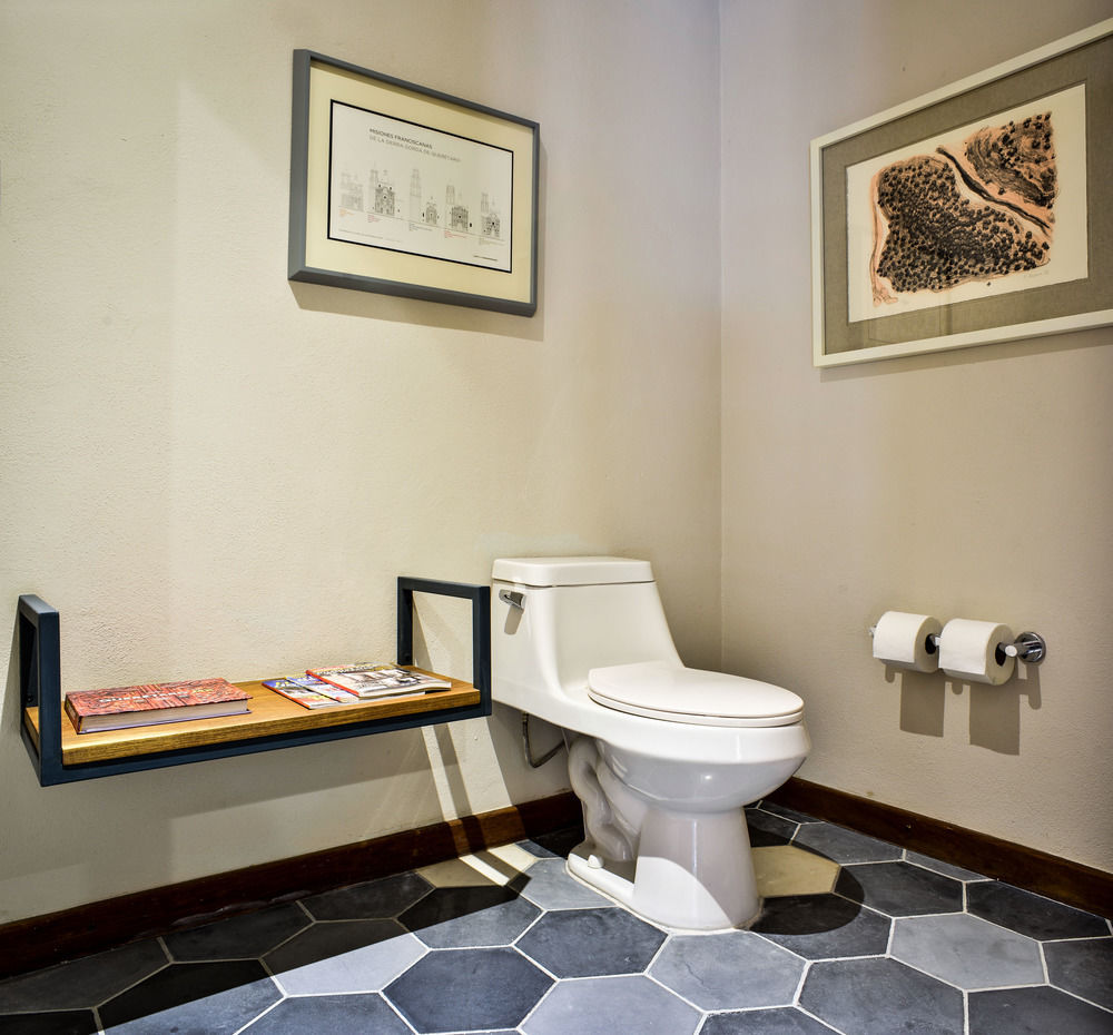 Hotel Criol Queretaro Luaran gambar A modern flush toilet